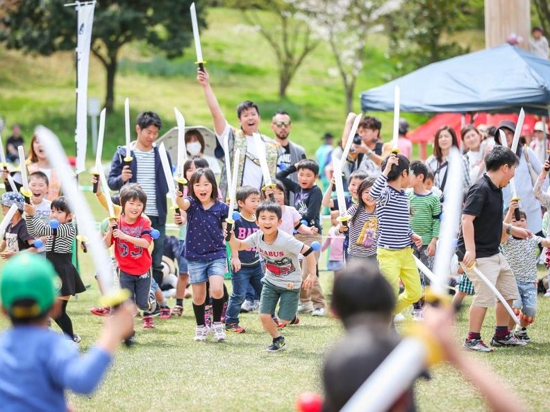 可児市の乱・お祭りでのチャンバラ合戦の様子