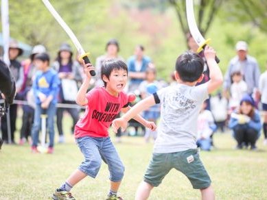 城跡で戦う子どもたち